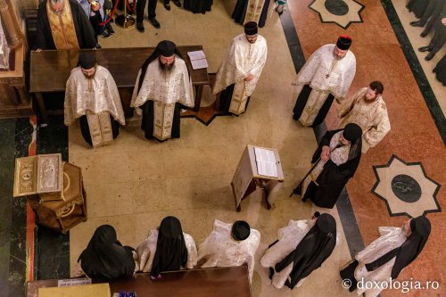 Sfânta Parascheva își așteaptă pelerinii în catedrală Poza 230121