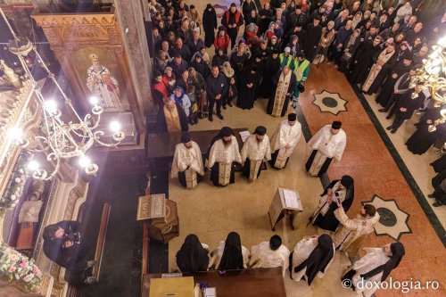 Sfânta Parascheva își așteaptă pelerinii în catedrală Poza 230122
