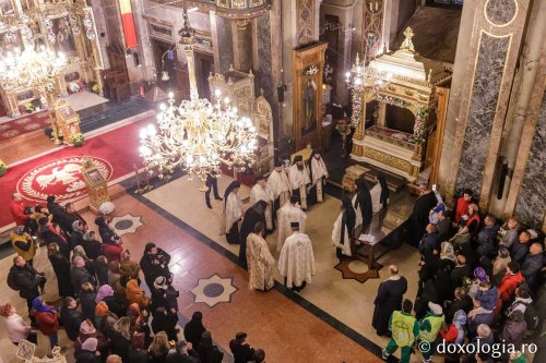 Sfânta Parascheva își așteaptă pelerinii în catedrală Poza 230126