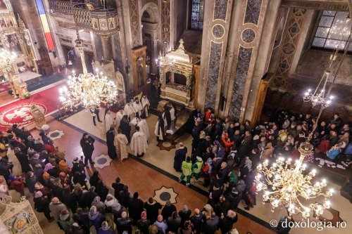 Sfânta Parascheva își așteaptă pelerinii în catedrală Poza 230127