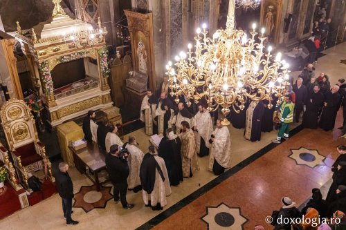 Sfânta Parascheva își așteaptă pelerinii în catedrală Poza 230129