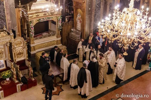 Sfânta Parascheva își așteaptă pelerinii în catedrală Poza 230130