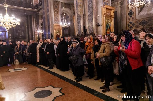 Sfânta Parascheva își așteaptă pelerinii în catedrală Poza 230131