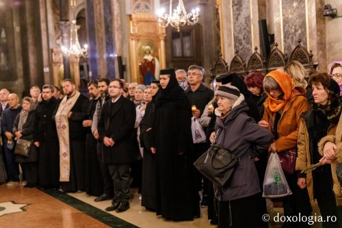 Sfânta Parascheva își așteaptă pelerinii în catedrală Poza 230132