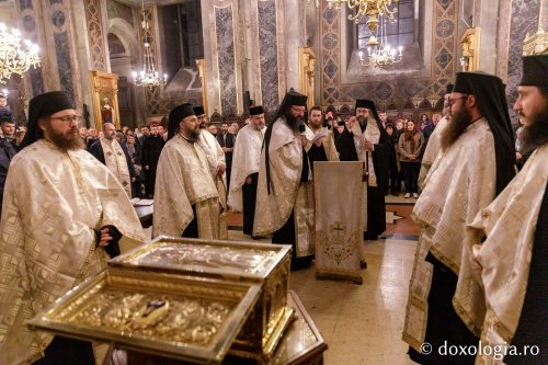 Sfânta Parascheva își așteaptă pelerinii în catedrală Poza 230134