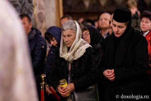 Sfânta Parascheva își așteaptă pelerinii în catedrală Poza 230137