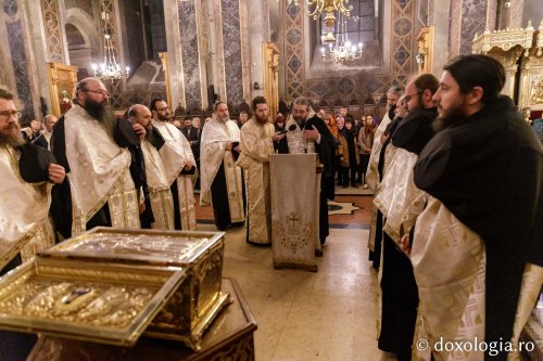 Sfânta Parascheva își așteaptă pelerinii în catedrală Poza 230140