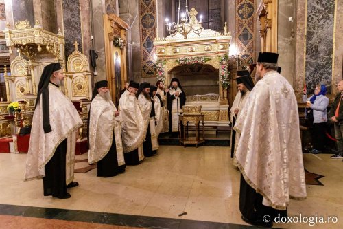 Sfânta Parascheva își așteaptă pelerinii în catedrală Poza 230142