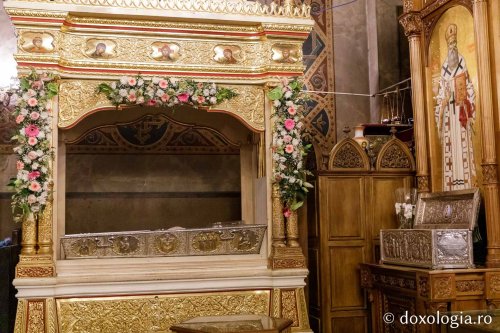 Sfânta Parascheva își așteaptă pelerinii în catedrală Poza 230145