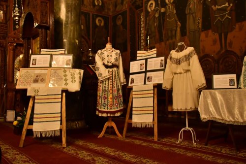 Centenarul Încoronării, sărbătorit și la Parohia „Miron Patriarhul” din București Poza 230214