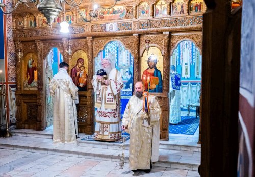 Duminica a 21-a după Rusalii la paraclisul Mănăstirii „Sfântul Ioan cel Nou de la Suceava” Poza 230184