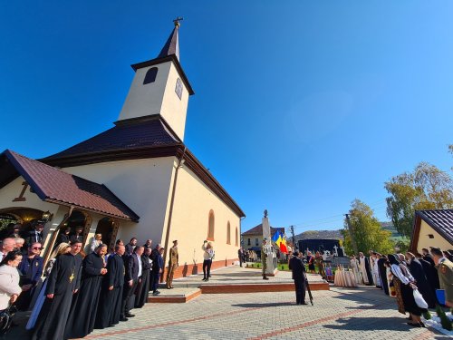 Resfințirea bisericii parohiale din localitatea bistrițeană Mărișelu Poza 230288