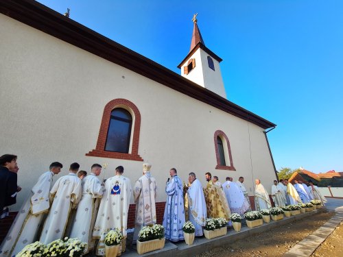Resfințirea bisericii parohiale din localitatea bistrițeană Mărișelu Poza 230290