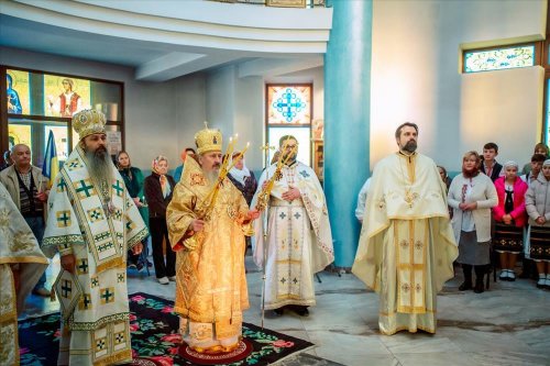 Doi ierarhi au slujit în Parohia „Sfântul Vasile de la Poiana Mărului” Poza 230482