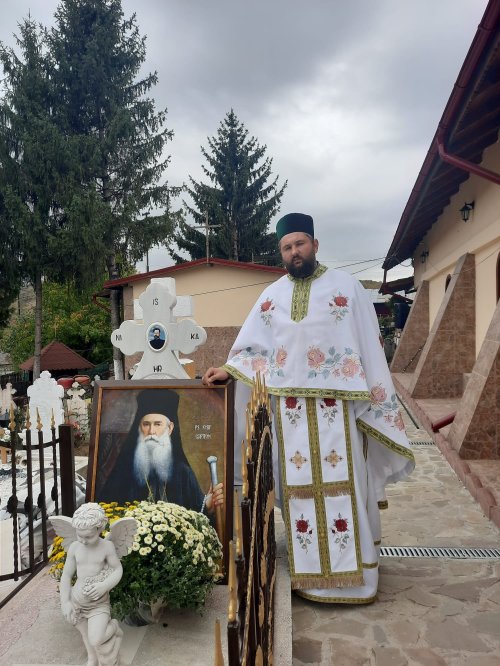 Episcopul Iosif Gafton pomenit la parohia prahoveană Rotari Poza 230626