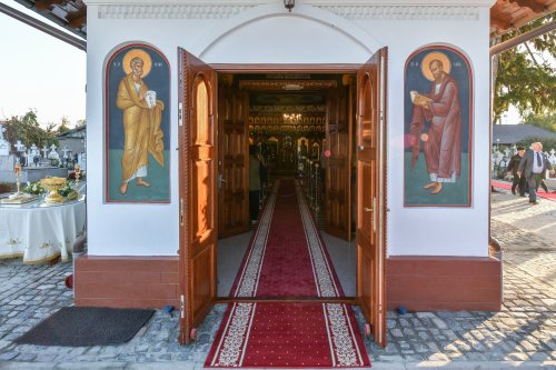 Patriarhul României a resfinţit biserica istorică a parohiei ilfovene Mierlari Poza 230864