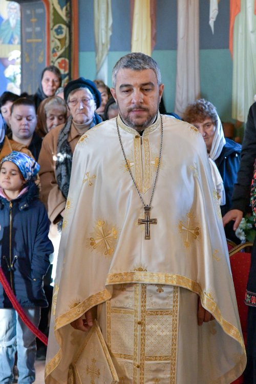 Patriarhul României a resfinţit biserica istorică a parohiei ilfovene Mierlari Poza 230867
