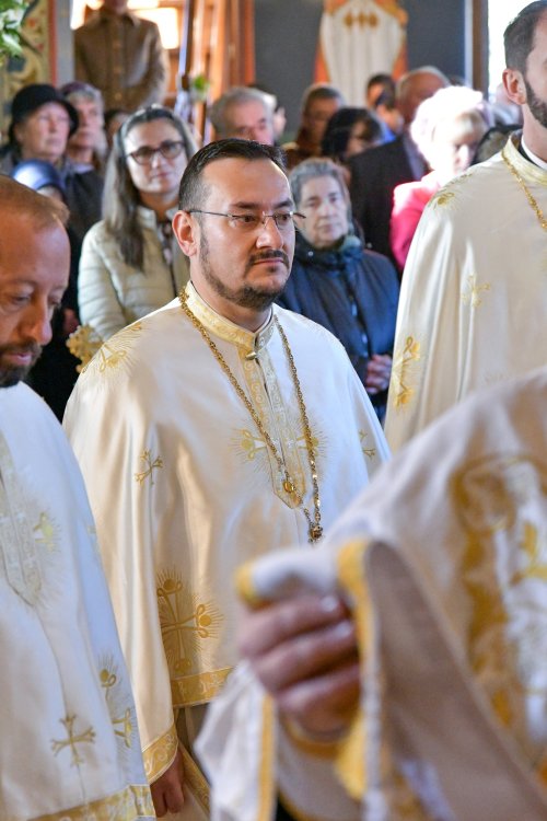 Patriarhul României a resfinţit biserica istorică a parohiei ilfovene Mierlari Poza 230870