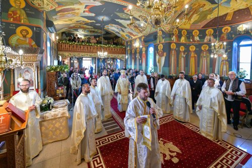 Patriarhul României a resfinţit biserica istorică a parohiei ilfovene Mierlari Poza 230872