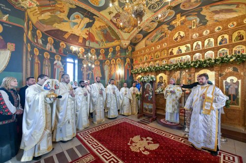 Patriarhul României a resfinţit biserica istorică a parohiei ilfovene Mierlari Poza 230878