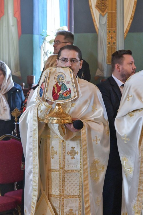 Patriarhul României a resfinţit biserica istorică a parohiei ilfovene Mierlari Poza 230880