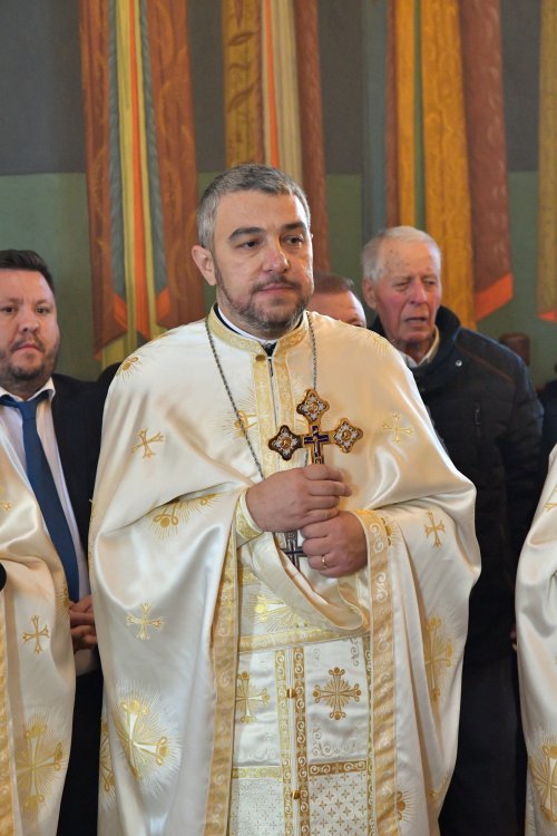 Patriarhul României a resfinţit biserica istorică a parohiei ilfovene Mierlari Poza 230881