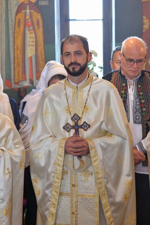 Patriarhul României a resfinţit biserica istorică a parohiei ilfovene Mierlari Poza 230882