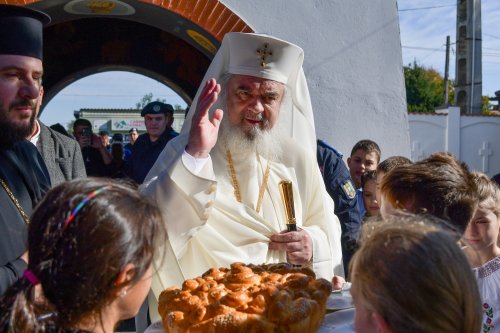 Patriarhul României a resfinţit biserica istorică a parohiei ilfovene Mierlari Poza 230885