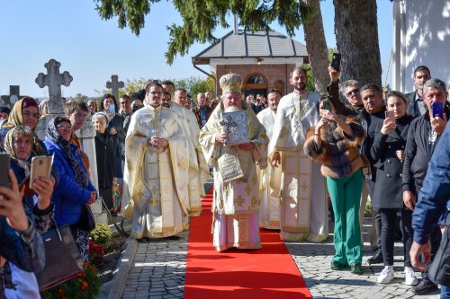 Patriarhul României a resfinţit biserica istorică a parohiei ilfovene Mierlari Poza 230886