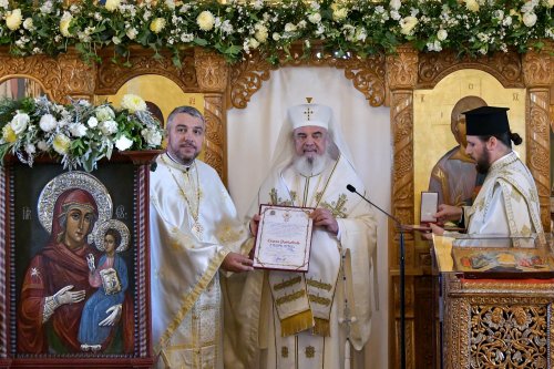 Patriarhul României a resfinţit biserica istorică a parohiei ilfovene Mierlari Poza 230891