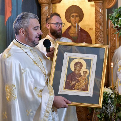 Patriarhul României a resfinţit biserica istorică a parohiei ilfovene Mierlari Poza 230893
