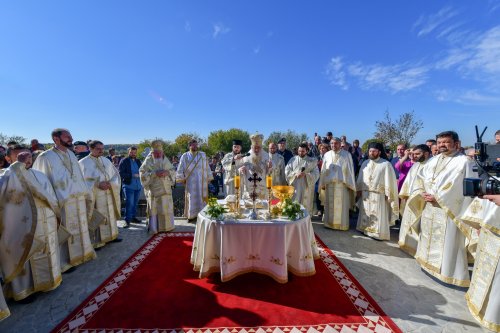Patriarhul României a resfinţit biserica istorică a parohiei ilfovene Mierlari Poza 230896