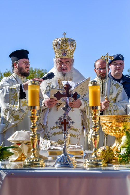 Patriarhul României a resfinţit biserica istorică a parohiei ilfovene Mierlari Poza 230898