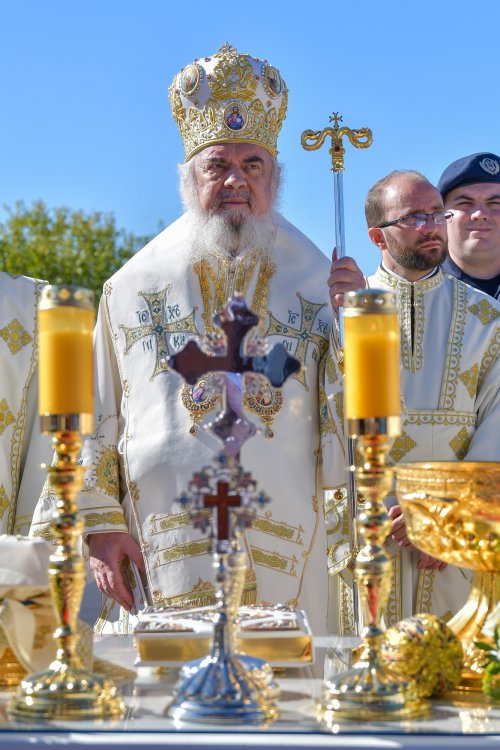 Patriarhul României a resfinţit biserica istorică a parohiei ilfovene Mierlari Poza 230899