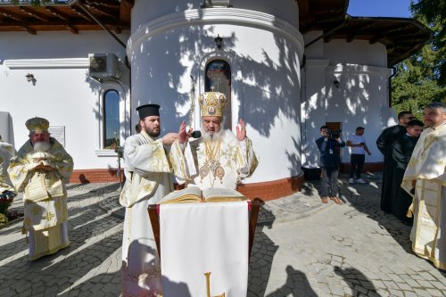 Patriarhul României a resfinţit biserica istorică a parohiei ilfovene Mierlari Poza 230900