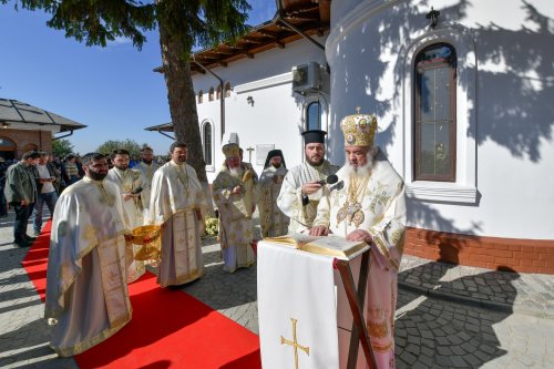 Patriarhul României a resfinţit biserica istorică a parohiei ilfovene Mierlari Poza 230901