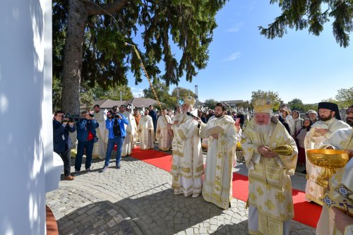 Patriarhul României a resfinţit biserica istorică a parohiei ilfovene Mierlari Poza 230902