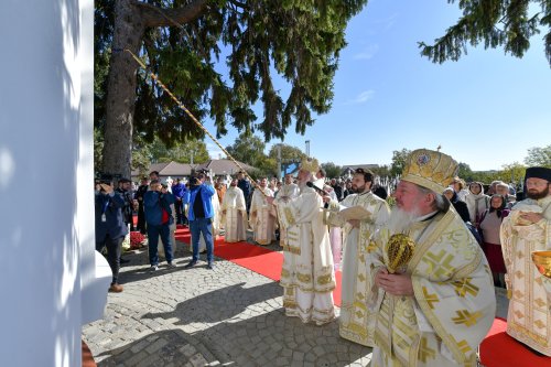Patriarhul României a resfinţit biserica istorică a parohiei ilfovene Mierlari Poza 230903