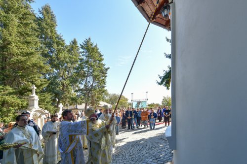 Patriarhul României a resfinţit biserica istorică a parohiei ilfovene Mierlari Poza 230906