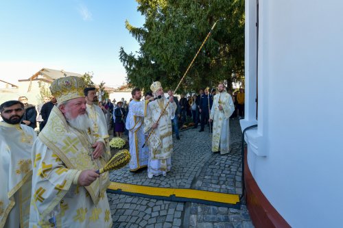 Patriarhul României a resfinţit biserica istorică a parohiei ilfovene Mierlari Poza 230909