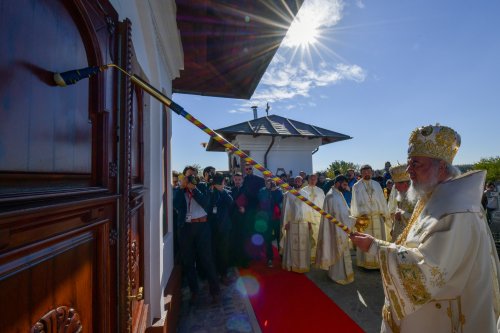 Patriarhul României a resfinţit biserica istorică a parohiei ilfovene Mierlari Poza 230910