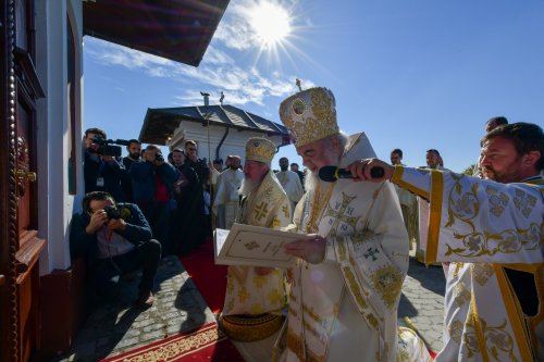 Patriarhul României a resfinţit biserica istorică a parohiei ilfovene Mierlari Poza 230911