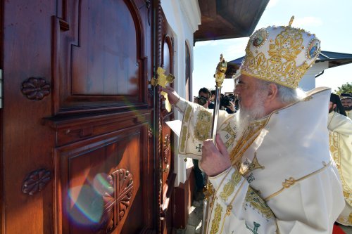 Patriarhul României a resfinţit biserica istorică a parohiei ilfovene Mierlari Poza 230912
