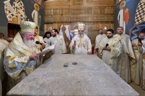 Patriarhul României a resfinţit biserica istorică a parohiei ilfovene Mierlari Poza 230913