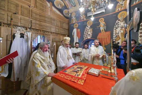 Patriarhul României a resfinţit biserica istorică a parohiei ilfovene Mierlari Poza 230919