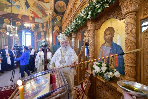Patriarhul României a resfinţit biserica istorică a parohiei ilfovene Mierlari Poza 230924