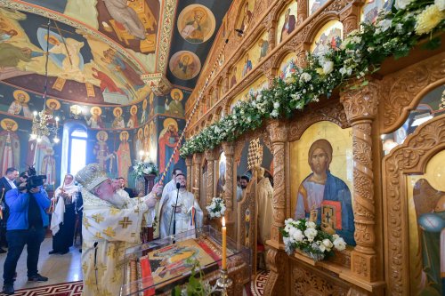 Patriarhul României a resfinţit biserica istorică a parohiei ilfovene Mierlari Poza 230925