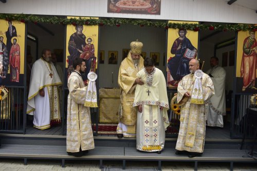 Liturghie arhierească la Biserica „Sfinții Petru și Pavel” din Mediaș Poza 230998