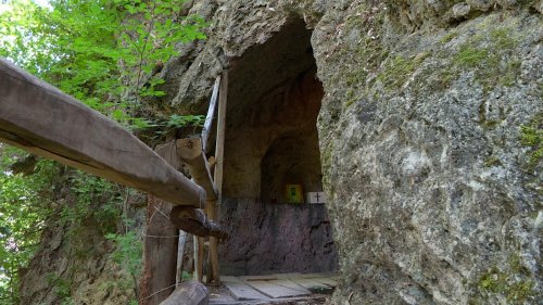 Pelerin la peștera Sfântului Grigorie Palama Poza 231223