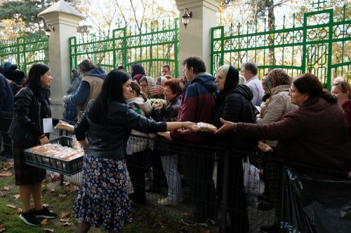 Tinerii au oferit daruri pelerinilor Sfântului Cuvios Dimitrie Poza 231429